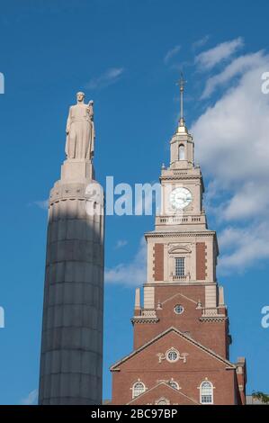 Monumento della prima Guerra Mondiale situato nel Memorial Park, Providence, Rhode Island, USA con l'edificio Providence County Superior Court sullo sfondo Foto Stock