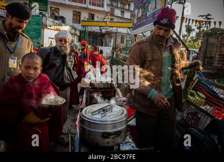 Dharamsala è la parte superiore della valle di Kangra.McLeod Ganj è la periferia dove il Dalai lama ha stabilito l'esilio tibetano. Foto Stock