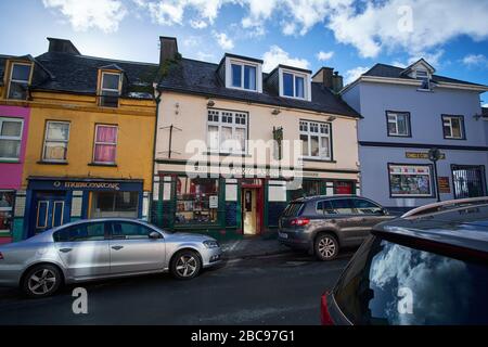 Colorate vetrine in Dingle, nella contea di Kerry, Irlanda Foto Stock