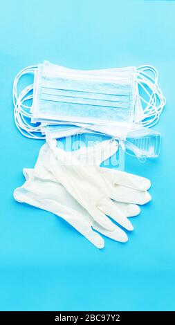 Kit di protezione del viso medico chirurgo per lavoratore medico, medico infermiere. Maschera protettiva per viso chirurgica, occhiali, guanti. Prevenzione del coronavirus, Covid-19 Foto Stock