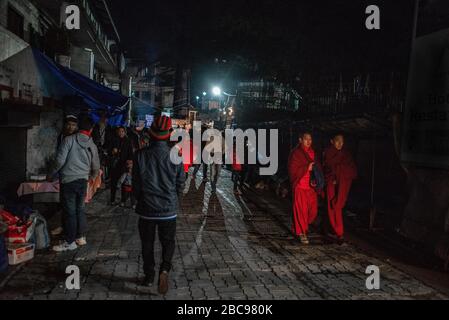 Dharamsala è la parte superiore della valle di Kangra.McLeod Ganj è la periferia dove il Dalai lama ha stabilito l'esilio tibetano. Foto Stock