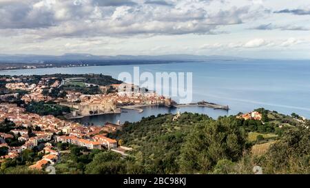 Vista di Collioure e la baia de la Baleta in autunno Foto Stock