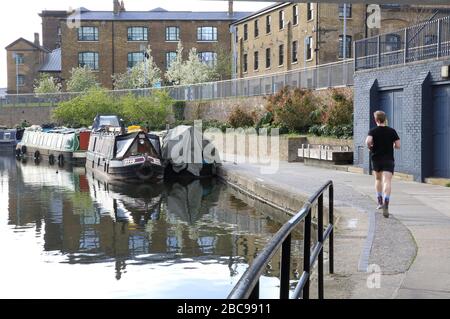 Le persone nel loro 'esercizio' da Regents Canal a Kings Cross, durante la pandemia di coronavirus, nel nord di Londra, Regno Unito Foto Stock