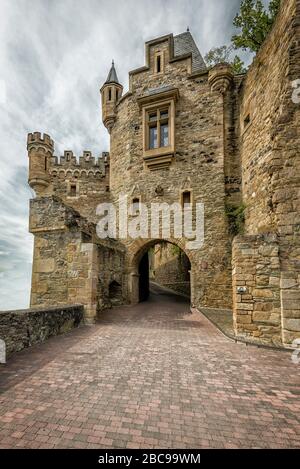 Castello di Dhaun vicino Hochstetten-Dhaun sulla Nahe, porta principale del bailey esterno, rovine del castello, i palas di cui sono la sede del 'Castello di Dhaun adulto E. Foto Stock