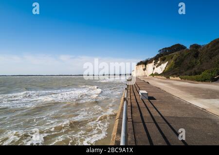 Bianche scogliere alla fine di una passeggiata in una soleggiata ma ventosa giornata primaverile con cielo blu e ombre. Foto Stock