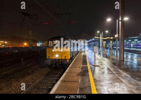 Locomotiva CA classe 86 locomotiva elettrica 86101 a Preston con il treno di cuccette Caledonian pianura per Londra da Edimburgo e Glasgow Foto Stock