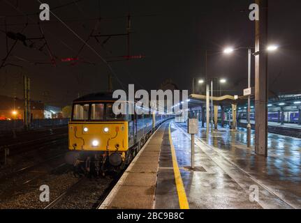 Locomotiva CA classe 86 locomotiva elettrica 86101 a Preston con il treno di cuccette Caledonian pianura per Londra da Edimburgo e Glasgow Foto Stock