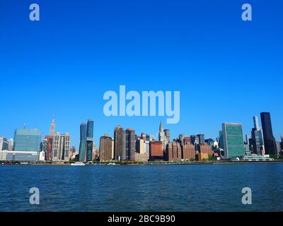 Sede centrale delle Nazioni Unite, Empire state Building e Chrysler Building, visto da East River, Manhattan, New York, USA Foto Stock