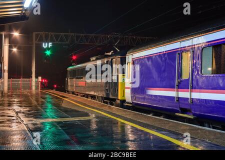 Locomotiva CA classe 86 locomotiva elettrica 86101 a Preston con il treno di cuccette Caledonian pianura per Londra da Edimburgo e Glasgow Foto Stock