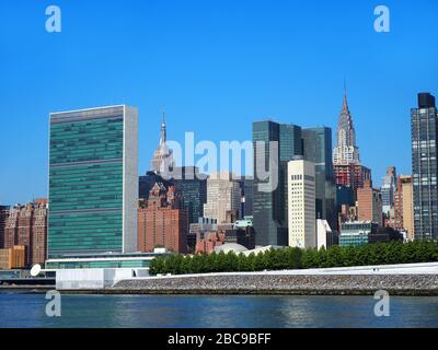 Sede centrale delle Nazioni Unite, Empire state Building e Chrysler Building, visto da East River, Manhattan, New York, USA Foto Stock