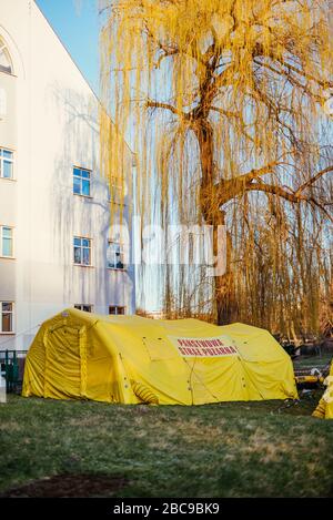 Tende gialle vicino all'ospedale di Nysa città, 14.03.2020, Nysa, Polonia - Pandemic di Coronavirus Foto Stock