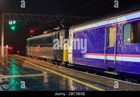 Locomotiva CA classe 86 locomotiva elettrica 86101 a Preston con il treno di cuccette Caledonian pianura per Londra da Edimburgo e Glasgow Foto Stock