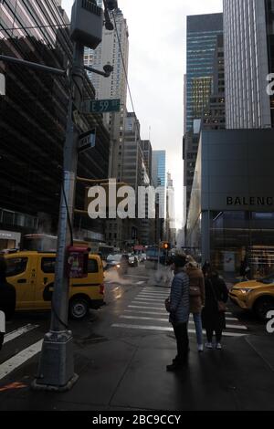 Pedoni in attesa di incroci, all'angolo tra East 59th Street e 5th Avenue Foto Stock