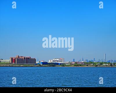 La prigione di Rikers Island, il Bronx, con i grattacieli di Manhattan sullo sfondo, New York, USA Foto Stock