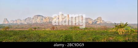 Panorama di Pedras Negras de Pungo Andongo, Black Rocks a Pungo Andon, Angola Foto Stock