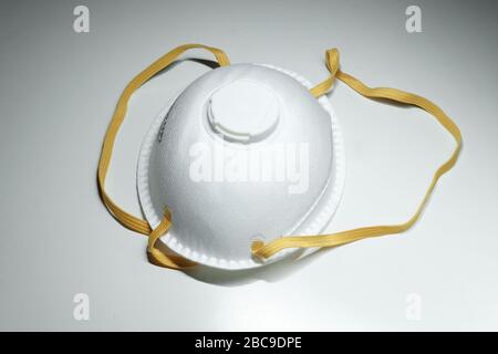 Maschera medica protettiva anti virus ffp2, coronavirus covid19 malattia pandemica elemento Foto Stock