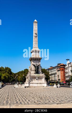 Vista del bellissimo Monumento ai restauratori nella centrale Piazza Restauradores di Lisbona, Portogallo Foto Stock