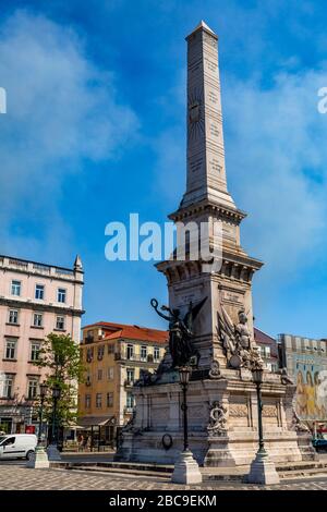 Vista del bellissimo Monumento ai restauratori nella centrale Piazza Restauradores di Lisbona, Portogallo Foto Stock