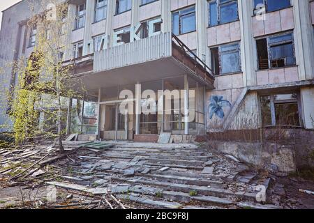 Pripyat, Ucraina - Aprile 25 2019: Segno arrugginito di radioattività su un edificio nella città abbandonata di Pripyat, città distrutta da catastrofe nucleare a nea Foto Stock