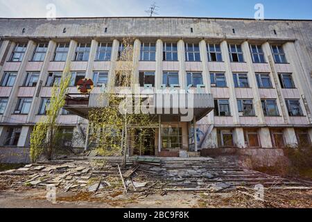 Pripyat, Ucraina - Aprile 25 2019: Segno arrugginito di radioattività su un edificio nella città abbandonata di Pripyat, città distrutta da catastrofe nucleare a nea Foto Stock