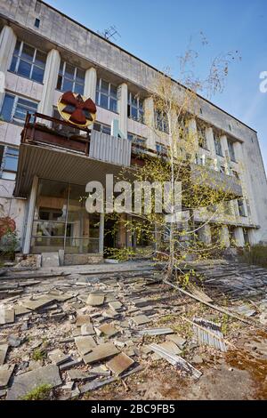 Pripyat, Ucraina - Aprile 25 2019: Segno arrugginito di radioattività su un edificio nella città abbandonata di Pripyat, città distrutta da catastrofe nucleare a nea Foto Stock