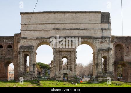 La porta maggiore, o porta Prenestina, è una delle porte orientali delle Mura Aureliane di Roma. Foto Stock