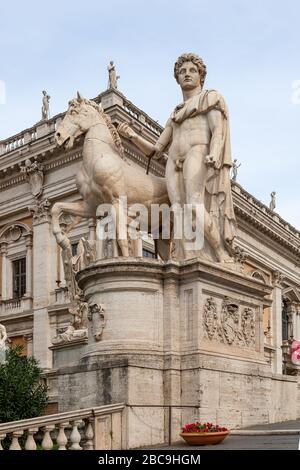 Castor - una delle statue di dioscuri in piazza Campidoglio, Roma, Italia. Foto Stock