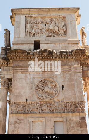 Bassorilievi sull'Arco di Costantino. Roma, Italia Foto Stock