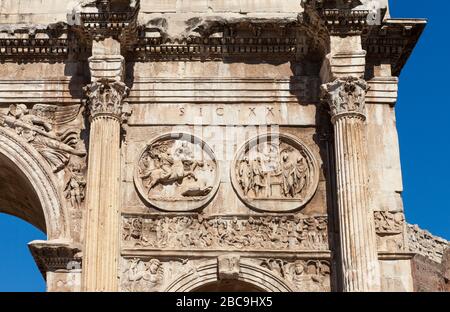 Bassorilievi sull'Arco di Costantino. Roma, Italia Foto Stock