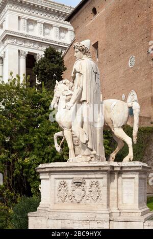 Castor - una delle statue di dioscuri in piazza Campidoglio, Roma, Italia. Foto Stock