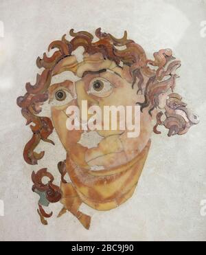 Decorazione romana 'opus sectile', raffigurante la testa di Helios, dal Mithraeum di Santa Prisca sull'Aventino. Roma, Italia Foto Stock