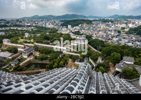 Una vista panoramica del parco del Castello di Himeji, con la città di Himeji sullo sfondo, Giappone Foto Stock