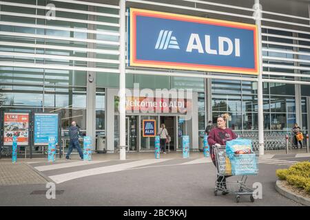 Crawley, Regno Unito - 3 aprile 2020 -shoppers al di fuori del supermercato Aldi, mantenendo le distanze sociali per fermare la diffusione del coronovirus Foto Stock