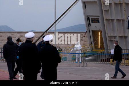 Pireo, Grecia. 3rd Apr, 2020. Guardie costiere e operatori medici aspettano di trasportare passeggeri, che hanno testato negativo per COVID-19, del traghetto greco 'Eleftherios Venizelos,' a Pireo, Grecia, il 3 aprile 2020. Il traghetto greco 'Eleftherios Venizelos' con 119 casi confermati a bordo ha attraccato al porto del Pireo, come il governo greco ha iniziato il venerdì il trasferimento alla riva di 261 passeggeri che hanno testato negativo per il COVID-19, greco nazionale di notizie agenzia AMNA riferito. Credit: Marios Lolos/Xinhua/Alamy Live News Foto Stock