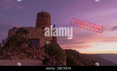 La luce del tramonto colpisce la primative edificio in mattoni sul lato est del south rim nel Parco Nazionale del Grand Canyon Foto Stock