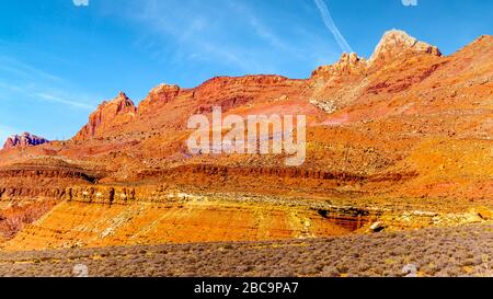 Le colorate scogliere di arenaria rossa e gialla nel Marble Canyon nella zona selvaggia delle scogliere di Vermilion, Arizona, Stati Uniti Foto Stock