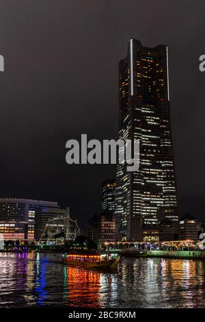 Vista della Landmark Tower di notte, il grattacielo più alto (296 m) dello skyline di Yokohama, Giappone Foto Stock