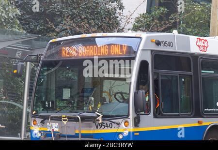 Vancouver, Canada - Aprile 2,2020: Autobus Translink con cartello 'solo imbarco posteriore' a causa del COVID-19 Foto Stock