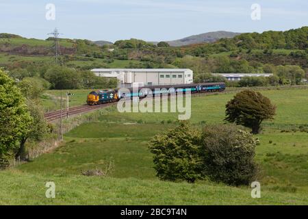 DRS Classe 37 locomotiva 37402 passando Foxfield sulla linea ferroviaria panoramica della costa Cumbria con un treno passeggeri Northern Rail Foto Stock