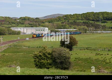 DRS Classe 37 locomotiva 37402 passando Foxfield sulla linea ferroviaria panoramica della costa Cumbria con un treno passeggeri Northern Rail Foto Stock