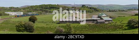 DRS Classe 37 locomotiva 37402 passando Foxfield sulla linea ferroviaria panoramica della costa Cumbria con un treno passeggeri Northern Rail Foto Stock