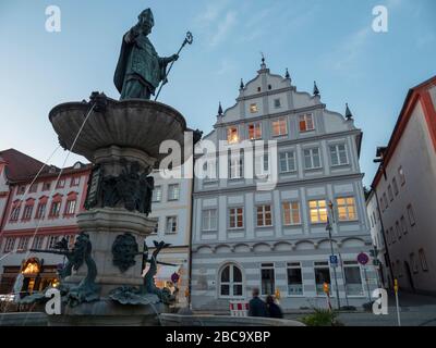 Eichstatt, città vecchia, piazza del mercato con Willibaldsbunnen al crepuscolo, Altmühltal, Baviera, Germania Foto Stock