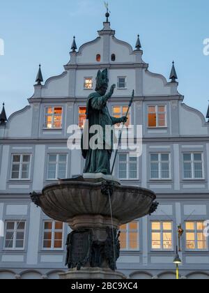 Eichstatt, città vecchia, piazza del mercato con Willibaldsbunnen al crepuscolo, Altmühltal, Baviera, Germania Foto Stock