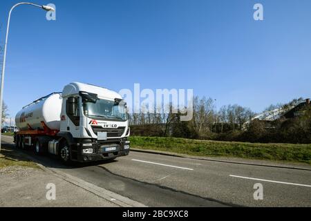 Strasburgo, Francia - 18 marzo 2020: Vista frontale della cisterna con il logotipo Mauffrey che guida velocemente sulla strada di Strasburgo fornendo liquidi specializzati per l'industria Foto Stock