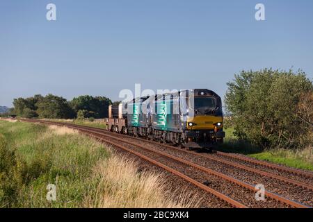 Servizi ferroviari diretti classe 88 locomotive 88002 Prometes + 88008 Ariadne trasporto di un treno di fiasche nucleari con motore diesel Foto Stock