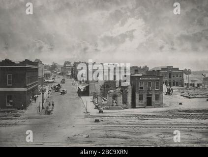 Strada con edifici danneggiati, Atlanta, Georgia, foto di George N. Barnard, 1864 Foto Stock