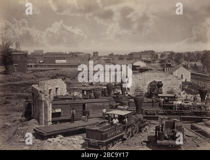 Distrutto Roundhouse con motori a vapore e treno auto, Atlanta Georgia, foto di George N. Barnard, novembre 1864 Foto Stock