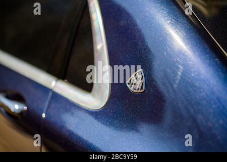 Strasburgo, Francia - 22 marzo 2020: Close-uyp macro scatto di logotipo su una lussuosa nuova Mercedes-Benz Maybach limousine parcheggiata su strada vuota Foto Stock