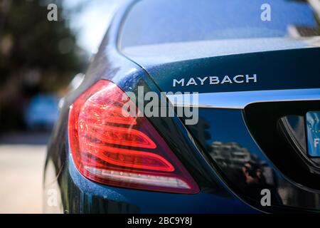 Strasburgo, Francia - 22 marzo 2020: Elegante lusso nuova limousine Mercedes-Benz Maybach parcheggiata su strada vuota - logotipo sygn e luce di stop posteriore rossa Foto Stock