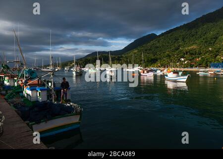 Barche da pesca tradizionali a Ilhabela, São Paulo, Brasile Foto Stock